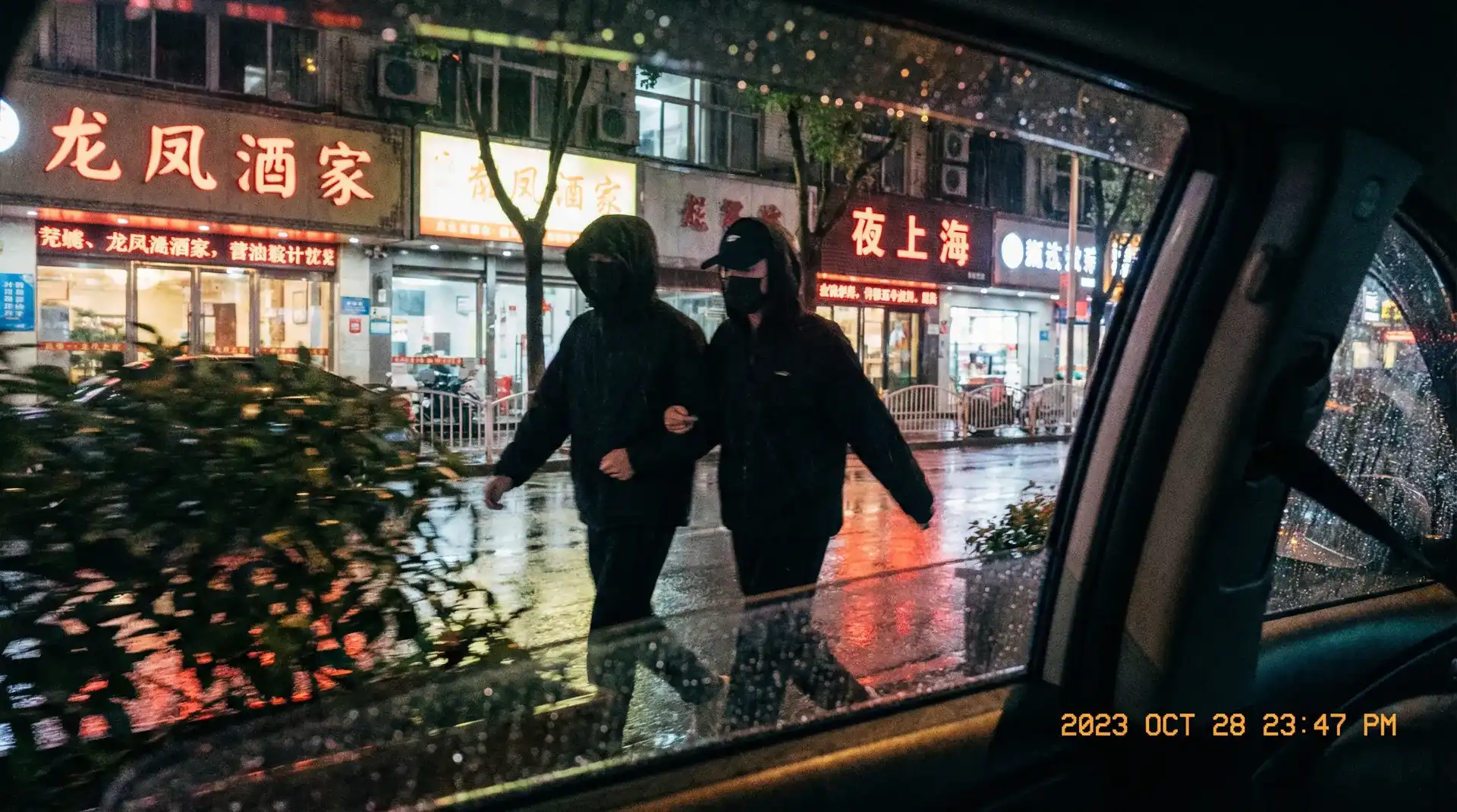 蜜芽-品牌折扣专区|限时抢购热门商品 - 顶流明星深夜密会现场抓拍照片